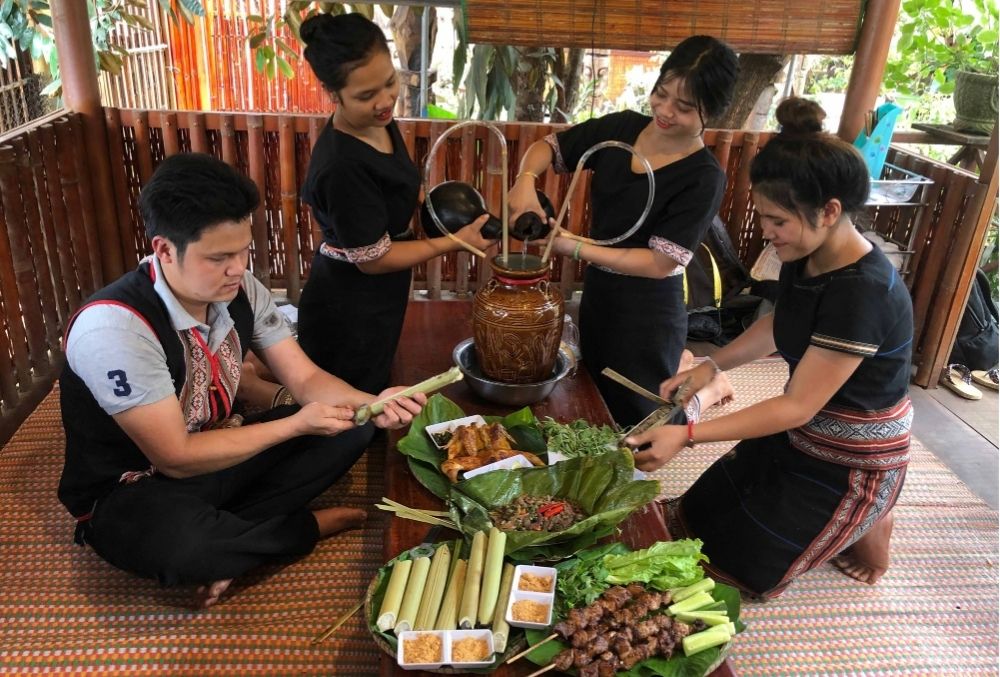  <span> 12:00 </span>Lunch (Ăn trưa): Buôn Ako Dhong: Ăn trưa, trải nghiệm văn hóa Ê Đê.